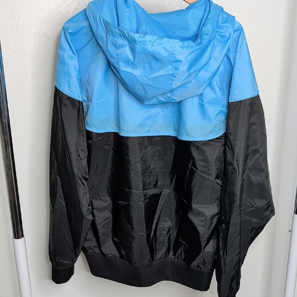 Nike Men's Light Blue and Black Windbreaker - Picture 3 of 5